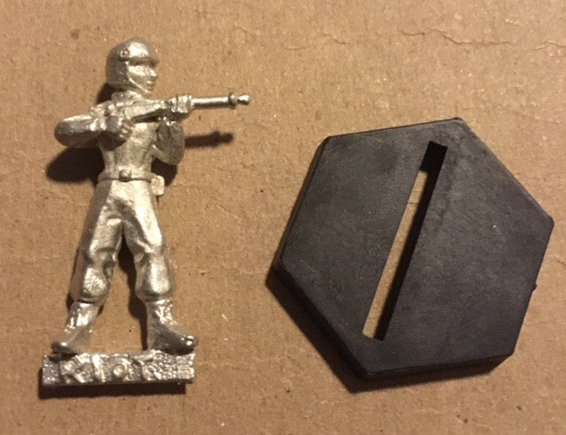 B5 RPG Earth Alliance riot troop figure (aiming rifle)