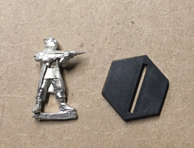 B5 RPG Minbari Federation guard figure (holding rifle at the ready)