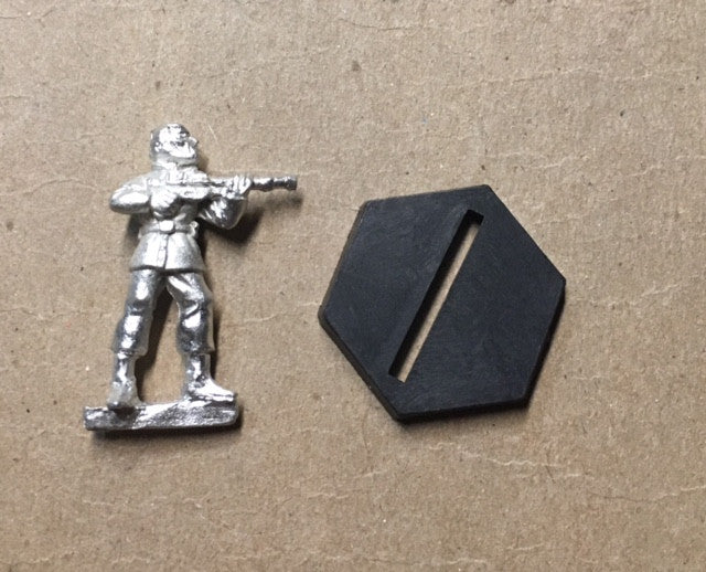 B5 RPG Narn Regime guard figure (aiming rifle on shoulder)