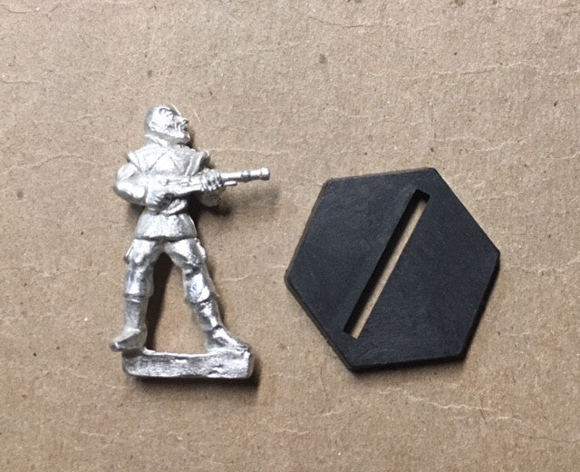 B5 RPG Narn Regime guard figure (holding rifle at hip)