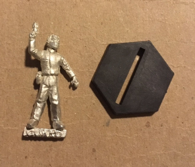 B5 RPG Earth Alliance guard figure (holding PPG)