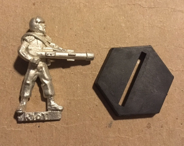 B5 RPG Earth Alliance riot troop figure (aiming cannon)