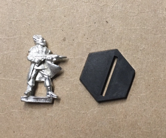 B5 RPG Minbari Federation guard figure (with rifle, fluttering cloak)