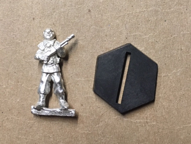B5 RPG Narn Regime guard figure (holding rifle at attention)